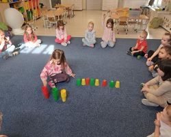 dzieci rozwijają umiejętność przeliczania podczas zabaw matematycznych