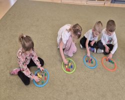 dzieci rozwijają umiejętność przeliczania podczas zabaw matematycznych