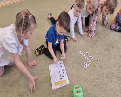 dzieci rozwijają umiejętność przeliczania podczas zabaw matematycznych