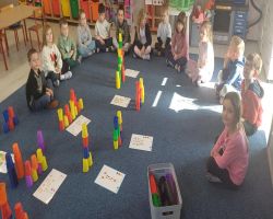 dzieci rozwijają umiejętność przeliczania podczas zabaw matematycznych