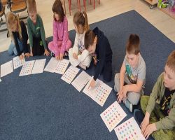 dzieci rozwijają umiejętność przeliczania podczas zabaw matematycznych