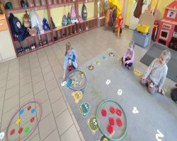 dzieci rozwijają umiejętność przeliczania podczas zabaw matematycznych