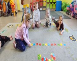 dzieci rozwijają umiejętność przeliczania podczas zabaw matematycznych