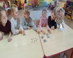 dzieci rozwijają umiejętność przeliczania podczas zabaw matematycznych