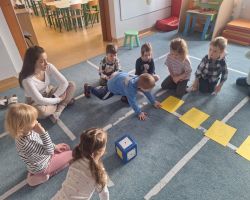 dzieci rozwijają umiejętność przeliczania podczas zabaw matematycznych