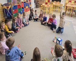 dzieci rozwijają umiejętność przeliczania podczas zabaw matematycznych