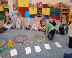 dzieci rozwijają umiejętność przeliczania podczas zabaw matematycznych
