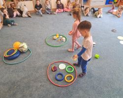 dzieci rozwijają umiejętność przeliczania podczas zabaw matematycznych