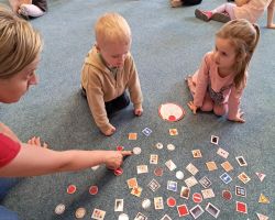 dzieci rozwijają umiejętność przeliczania podczas zabaw matematycznych