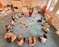 dzieci rozwijają umiejętność przeliczania podczas zabaw matematycznych