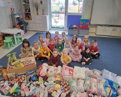 Dzieci uczestniczą w prezentacji darów.