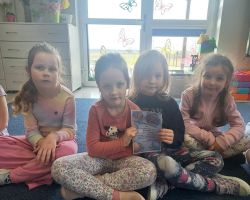 Dzieci uczestniczą w prezentacji darów.