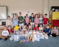 Dzieci uczestniczą w prezentacji darów.