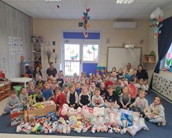 Dzieci uczestniczą w prezentacji darów.