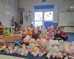 Dzieci uczestniczą w prezentacji darów.