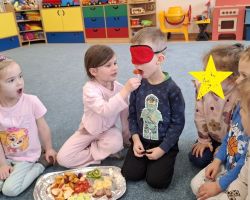 dzieci podczas zajęć o zdrowiu