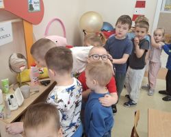 dzieci podczas zajęć o zdrowiu