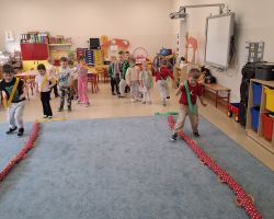 dzieci podczas zajęć o zdrowiu