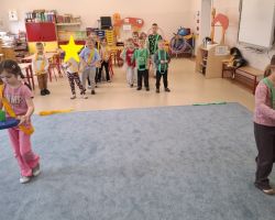 dzieci podczas zajęć o zdrowiu