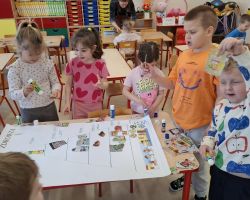 dzieci podczas zajęć o zdrowiu