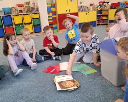 dzieci podczas zajęć o zdrowiu