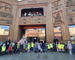dzieci i wychowawcy podczas wizyty w teatrze