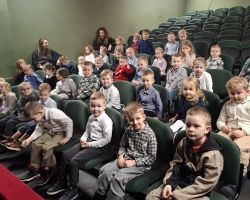 dzieci i wychowawcy podczas wizyty w teatrze