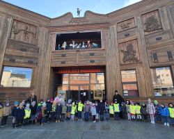 dzieci i wychowawcy podczas wizyty w teatrze