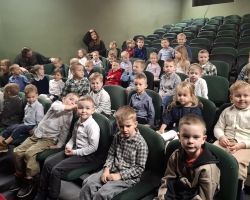 dzieci i wychowawcy podczas wizyty w teatrze