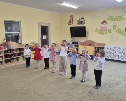 dzieci i dorośli podczas obchodów dnia babci i dziadka