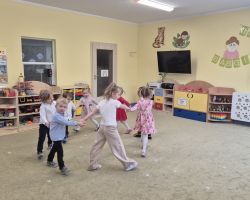 dzieci i dorośli podczas obchodów dnia babci i dziadka