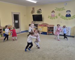 dzieci i dorośli podczas obchodów dnia babci i dziadka