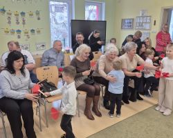 dzieci i dorośli podczas obchodów dnia babci i dziadka