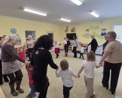 dzieci i dorośli podczas obchodów dnia babci i dziadka