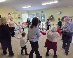 dzieci i dorośli podczas obchodów dnia babci i dziadka