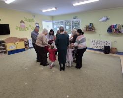 dzieci i dorośli podczas obchodów dnia babci i dziadka