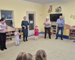 dzieci i dorośli podczas obchodów dnia babci i dziadka