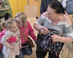 dzieci i dorośli podczas obchodów dnia babci i dziadka