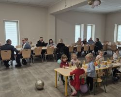 dzieci i dorośli podczas obchodów dnia babci i dziadka