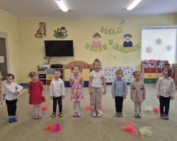 dzieci i dorośli podczas obchodów dnia babci i dziadka