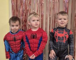 dzieci podczas zabaw na balu karnawałowym