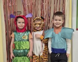 dzieci podczas zabaw na balu karnawałowym