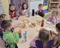 dzieci podczas zabaw na balu karnawałowym