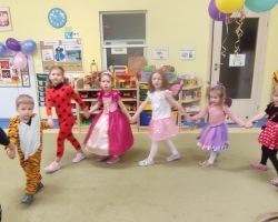 dzieci podczas zabaw na balu karnawałowym