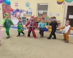 dzieci podczas zabaw na balu karnawałowym