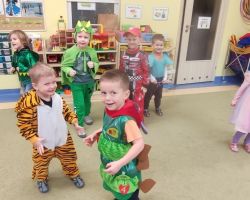 dzieci podczas zabaw na balu karnawałowym