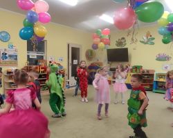 dzieci podczas zabaw na balu karnawałowym