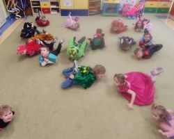 dzieci podczas zabaw na balu karnawałowym