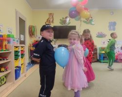 dzieci podczas zabaw na balu karnawałowym