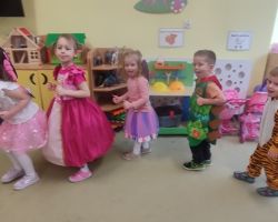 dzieci podczas zabaw na balu karnawałowym